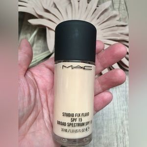 MAC Studio Fix Fluid SPF 15, NC5. 1.0 FL OZ/30 ML.